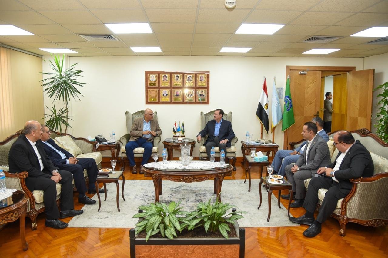 محافظ الإسكندرية يبحث مع شركة أبوقير للأسمدة مشروعًا للاستفادة من المخلفات الصناعية وإنتاج البيوجاز